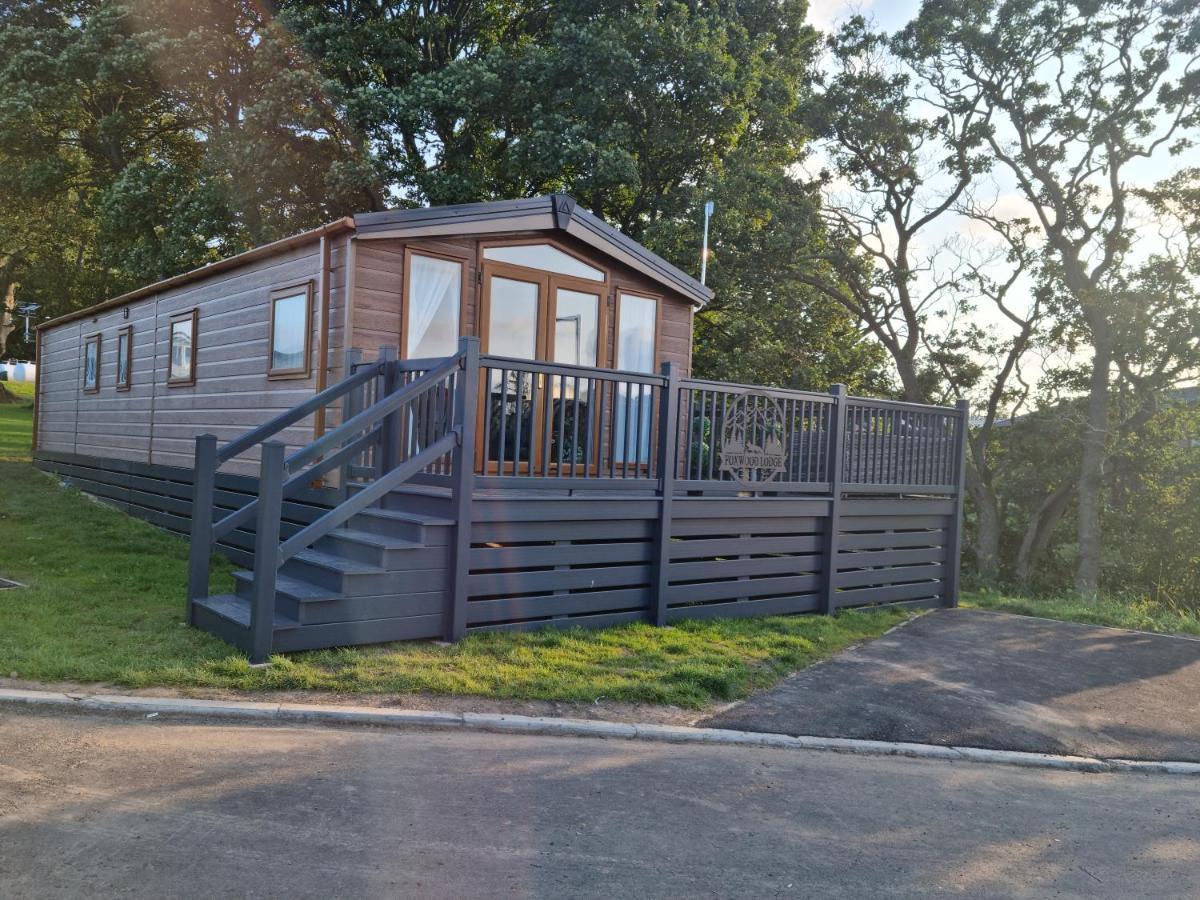 Foxwood Lodge Private Hot Tub Getaway Swarland エクステリア 写真